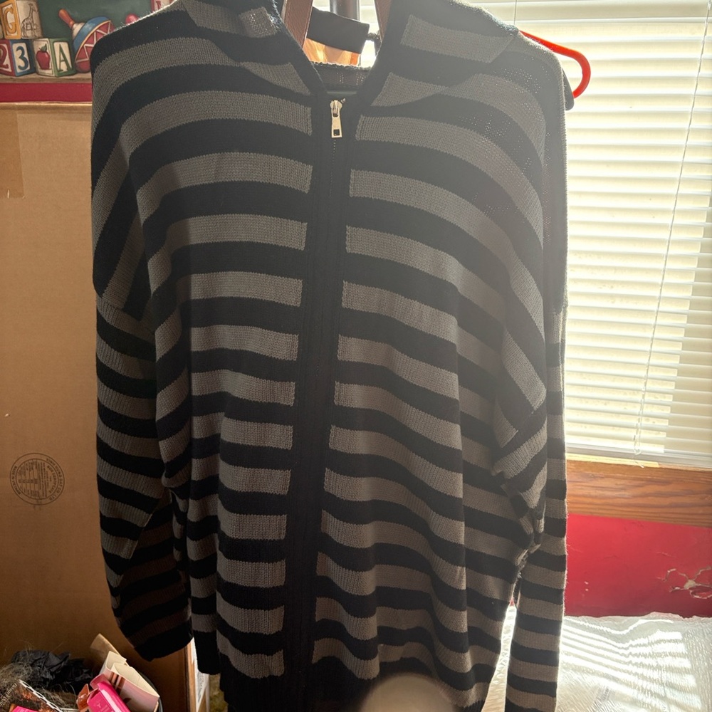 ROMWE Black and Gray Striped Zip-Up Hoodie Sweater